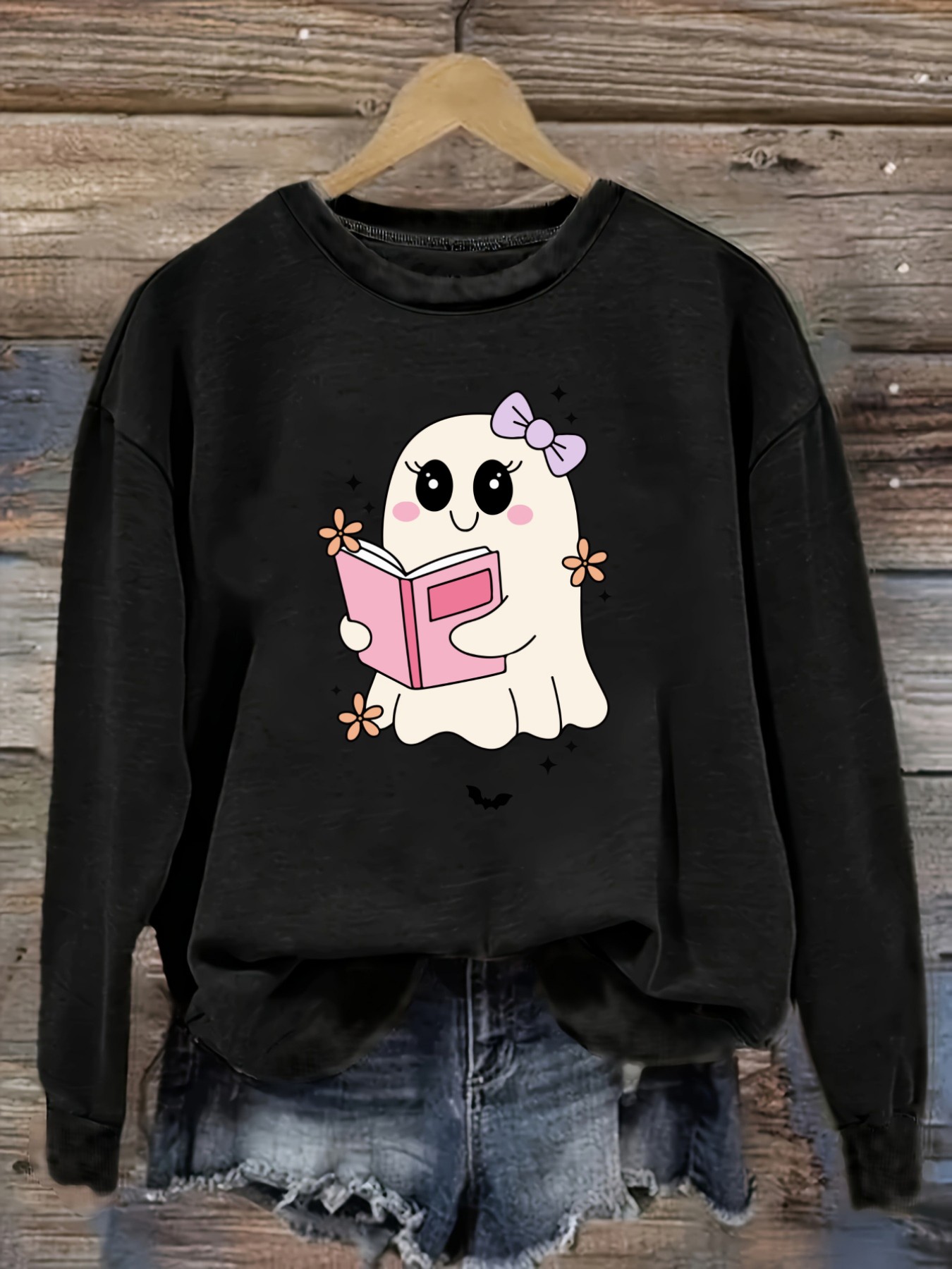 Costumes - レディースカジュアル長袖クルーネックTシャツ、かわいいゴーストがピンクの本を読んでいるデザイン、ラウンドネック婦人服、洗濯機で洗える、やや伸縮性あり、ゆったりフィット、春・秋・冬用レディースTシャツ、ハロウィンコスチューム衣装