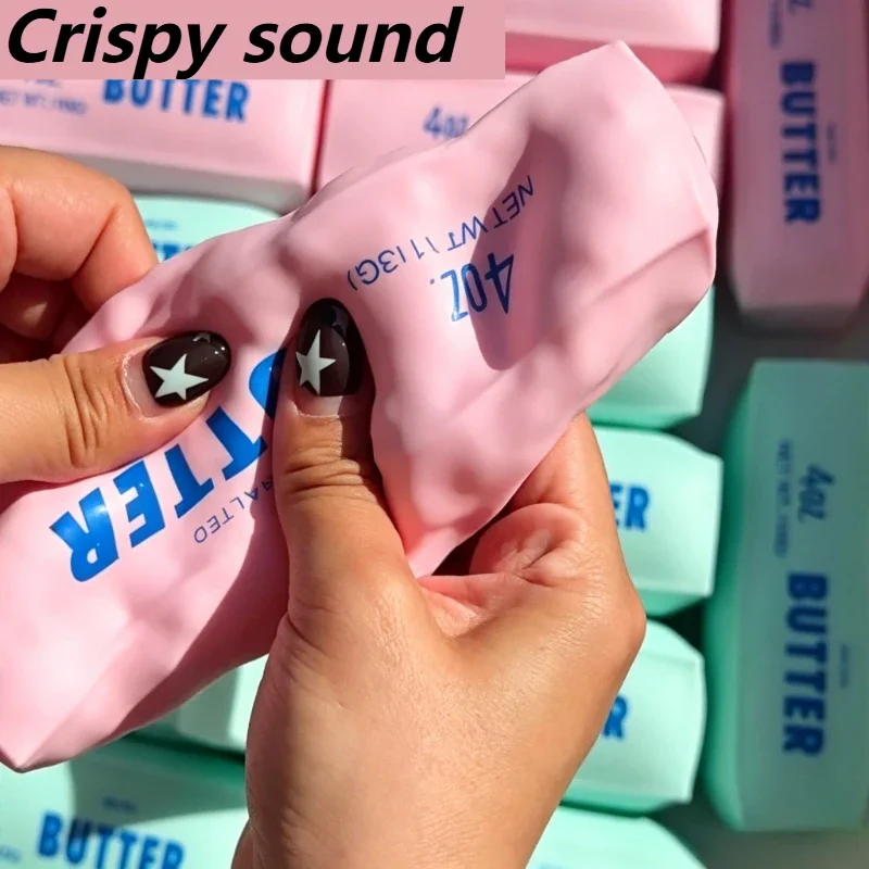 Novelty Gifts - バタースティック型スクイッシー ストレスボール フィジェットトイ クランチースクイーズトイ 丸いブロック入り ASMR