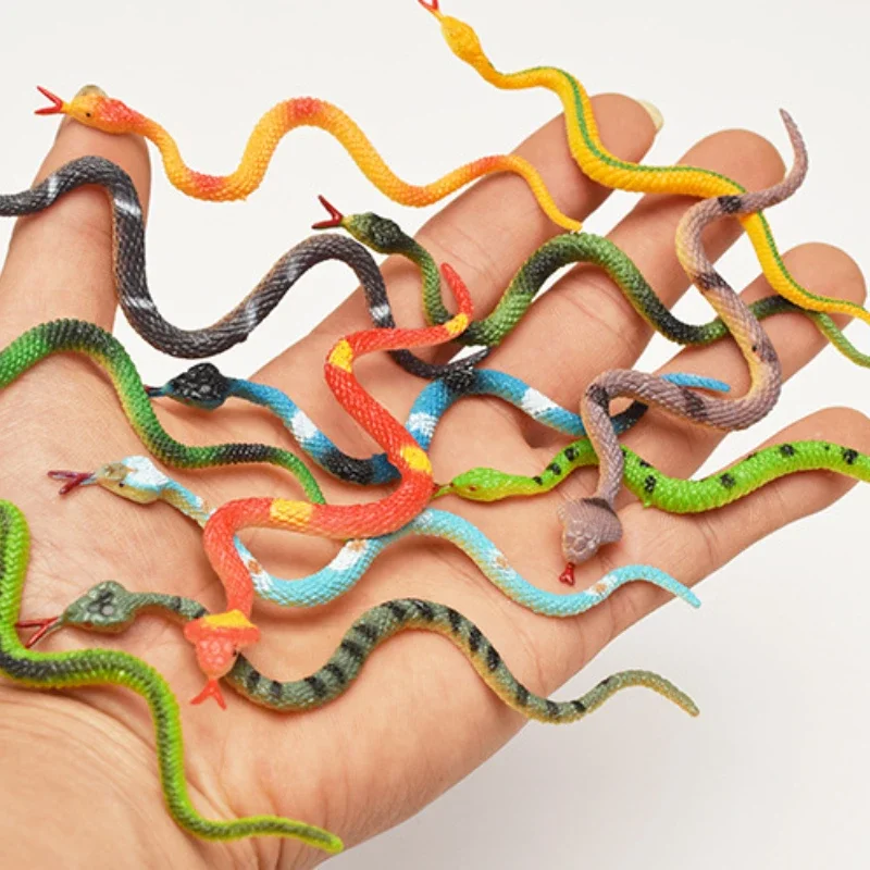 Prank Toys - ハイシミュレーションプラスチックスネークモデル、面白い怖いおもちゃ、子供用ラグプランク、面白いおもちゃの好意、装飾用ハロウィーンの小道具、12個