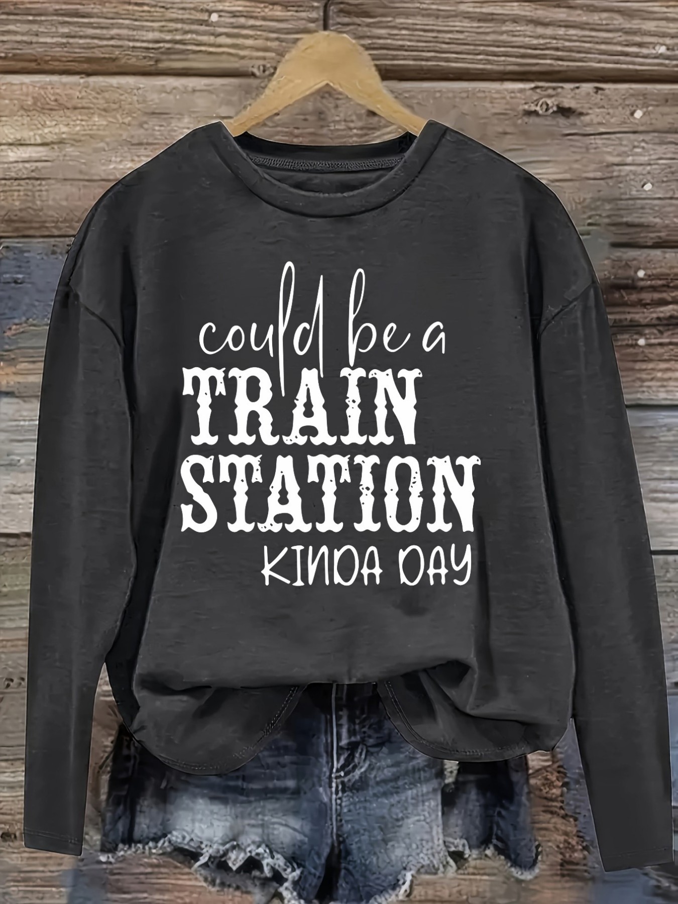 レディースカジュアル長袖クルーネックTシャツ、駅構内の風景を - Costumes のレビューと価格
